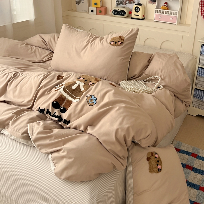 91家纺网 家纺一手货源 找家纺 鑫佳居 2026新款古法水洗云感棉毛巾绣四件套 奶茶KT猫