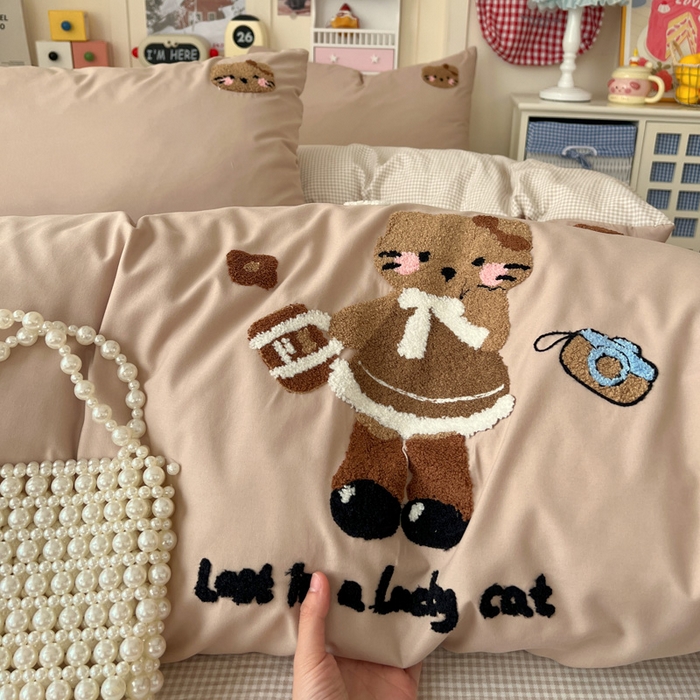 91家纺网 家纺一手货源 找家纺 鑫佳居 2026新款古法水洗云感棉毛巾绣四件套 奶茶KT猫