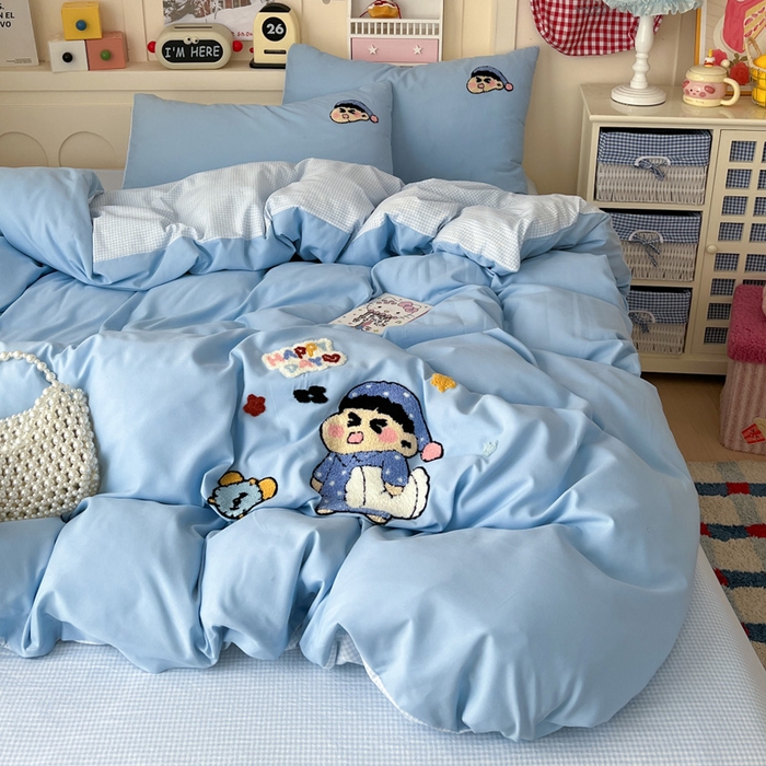 91家纺网 家纺一手货源 找家纺 鑫佳居 2026新款古法水洗云感棉毛巾绣四件套 蓝格与胖星