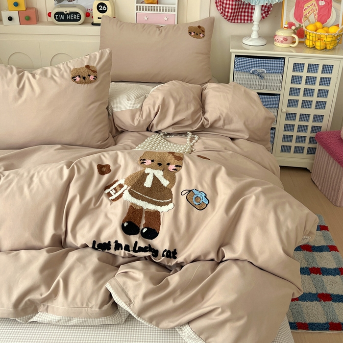 91家纺网 家纺一手货源 找家纺 鑫佳居 2026新款古法水洗云感棉毛巾绣四件套 奶茶KT猫