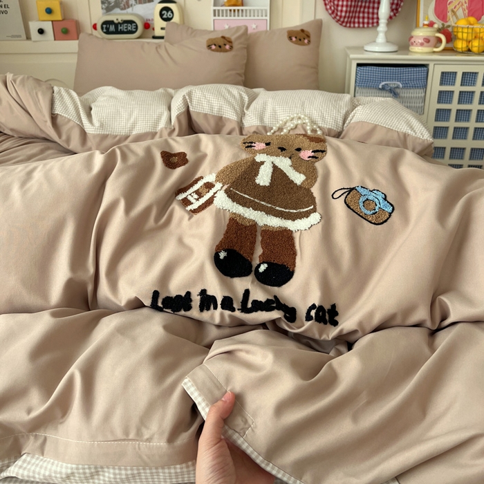 91家纺网 家纺一手货源 找家纺 鑫佳居 2026新款古法水洗云感棉毛巾绣四件套 奶茶KT猫