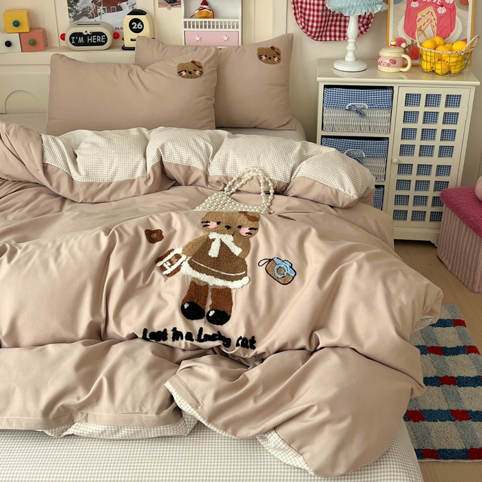 91家纺网 家纺一手货源 找家纺 鑫佳居 2026新款古法水洗云感棉毛巾绣四件套 奶茶KT猫