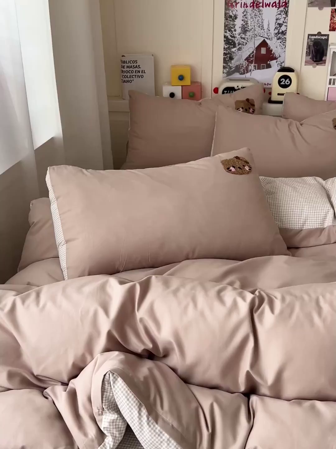 91家纺网 家纺一手货源 找家纺 鑫佳居 2026新款古法水洗云感棉毛巾绣四件套 奶茶KT猫