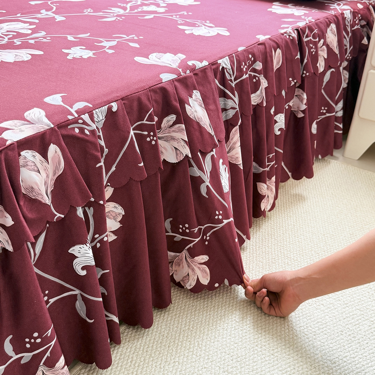 91家纺网 家纺一手货源 找家纺 亿佳人 2026新款芦荟棉化纤四件套单床裙单枕套-床裙款四件套 酒红玉枝