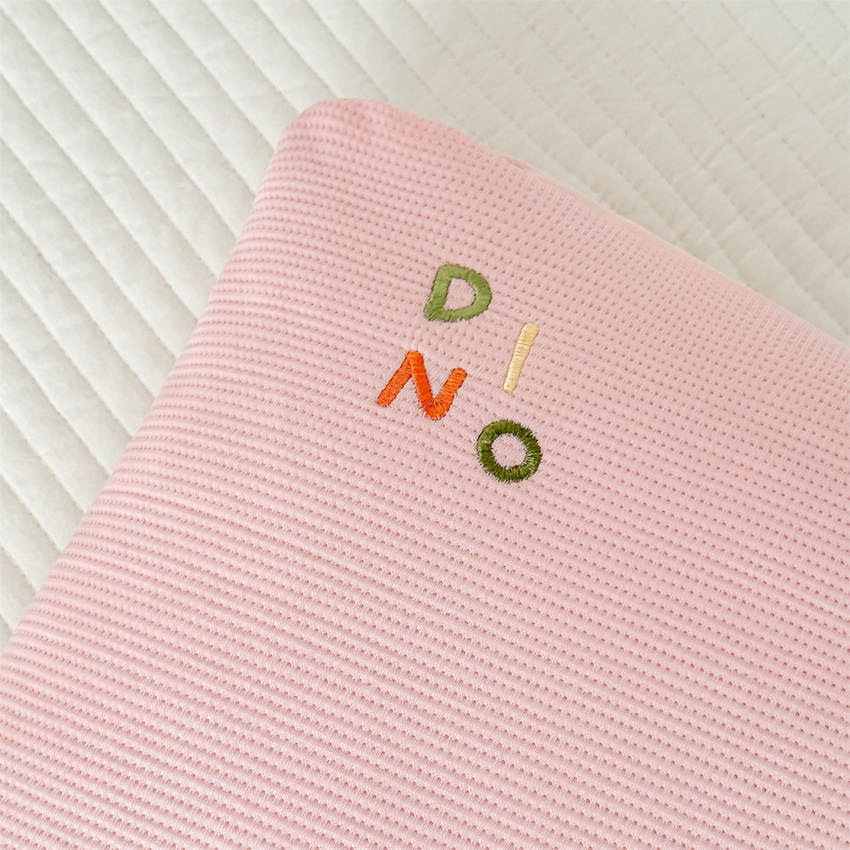 91家纺网 家纺一手货源 找家纺 麦肯锡 2026新款小恐龙儿童荞麦枕枕头枕芯 粉色