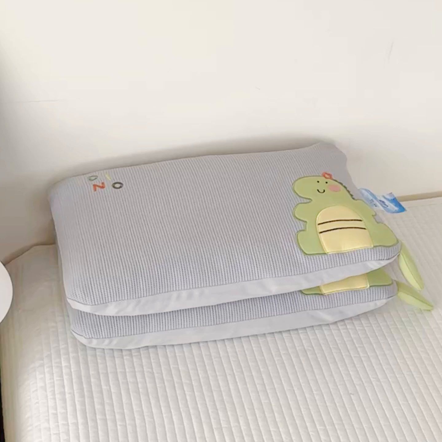 91家纺网 家纺一手货源 找家纺 麦肯锡 2026新款小恐龙儿童荞麦枕枕头枕芯 灰色