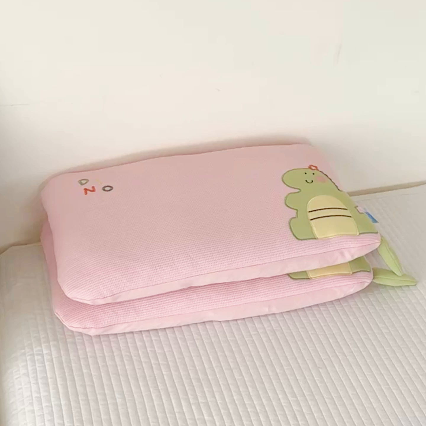 91家纺网 家纺一手货源 找家纺 麦肯锡 2026新款小恐龙儿童荞麦枕枕头枕芯 粉色