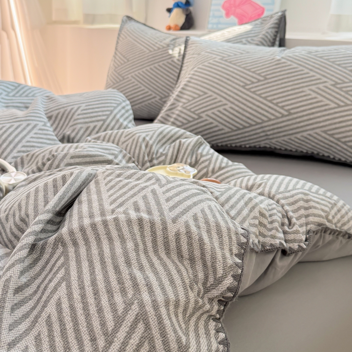 91家纺网 家纺一手货源 找家纺 简宜家居（朝初家纺） 2026新款贝壳边卡通可爱纯棉全棉四件套 编织灰条-灰