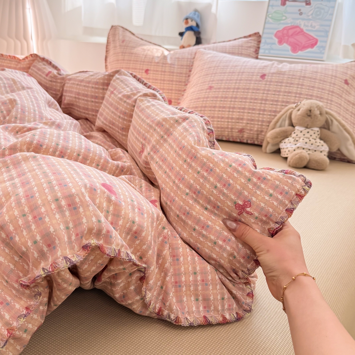 91家纺网 家纺一手货源 找家纺 简宜家居（朝初家纺） 2026新款贝壳边卡通可爱纯棉全棉四件套 彩格爱心