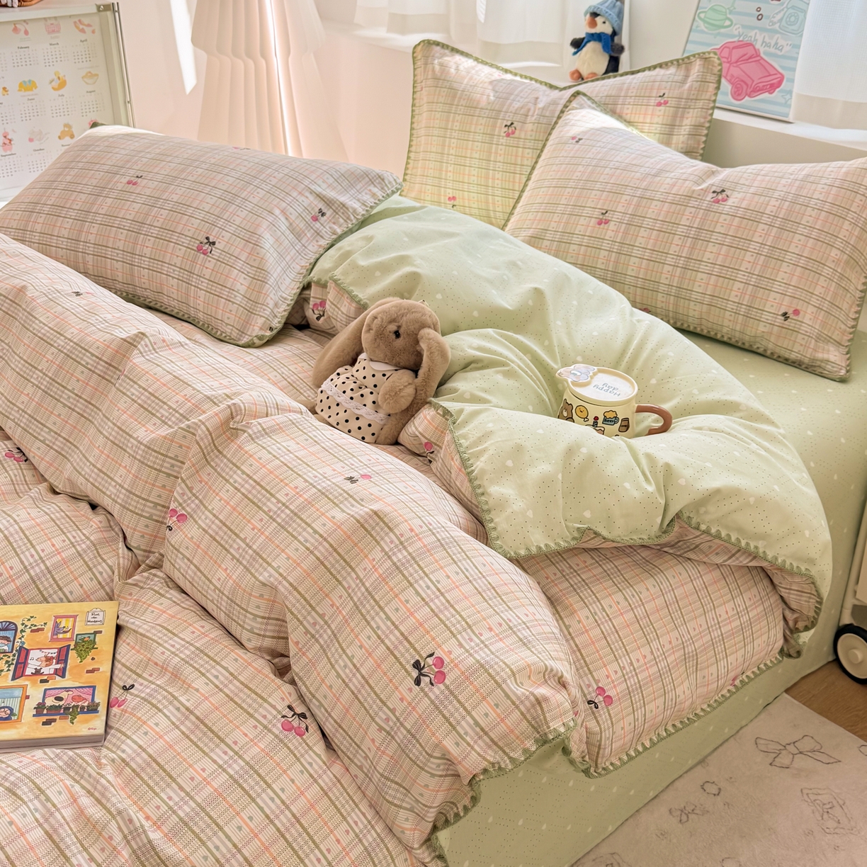 91家纺网 家纺一手货源 找家纺 简宜家居（朝初家纺） 2026新款贝壳边卡通可爱纯棉全棉四件套 樱桃小筑