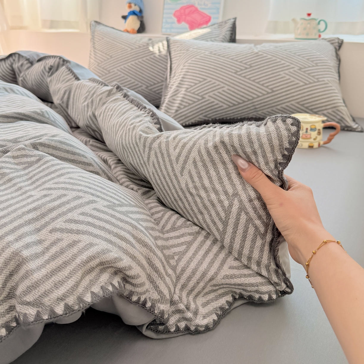 91家纺网 家纺一手货源 找家纺 简宜家居（朝初家纺） 2026新款贝壳边卡通可爱纯棉全棉四件套 编织灰条-灰