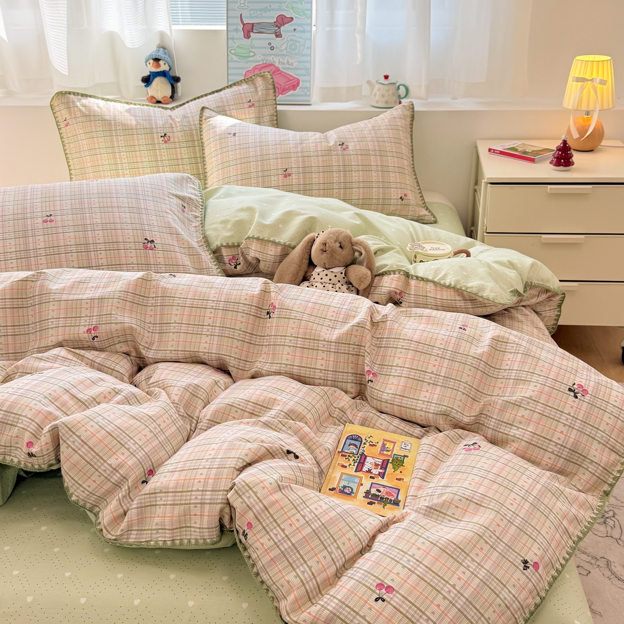 91家纺网 家纺一手货源 找家纺 简宜家居（朝初家纺） 2026新款贝壳边卡通可爱纯棉全棉四件套 樱桃小筑