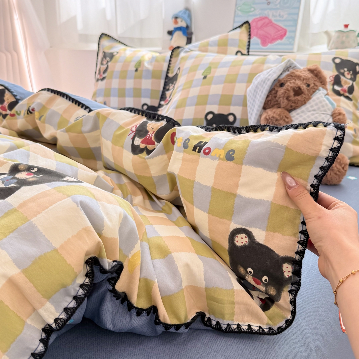 91家纺网 家纺一手货源 找家纺 简宜家居（朝初家纺） 2026新款贝壳边卡通可爱纯棉全棉四件套 苹果熊格子