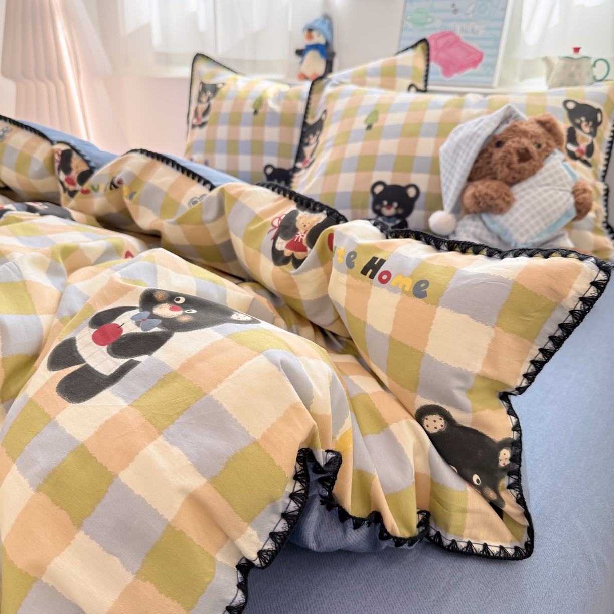 91家纺网 家纺一手货源 找家纺 简宜家居（朝初家纺） 2026新款贝壳边卡通可爱纯棉全棉四件套 苹果熊格子