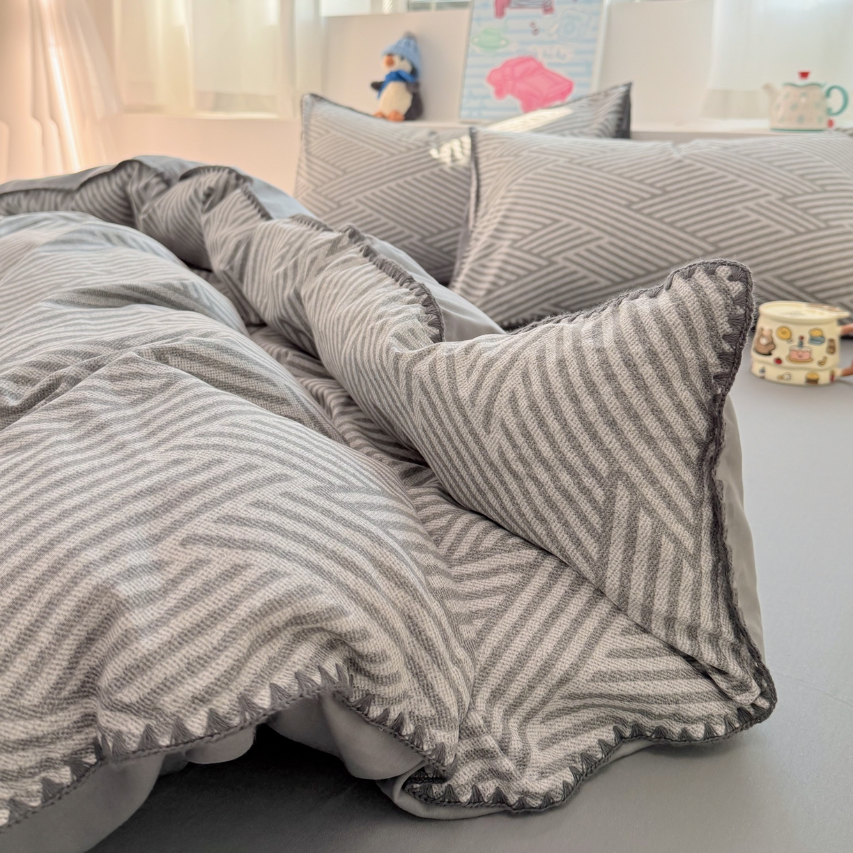 91家纺网 家纺一手货源 找家纺 简宜家居（朝初家纺） 2026新款贝壳边卡通可爱纯棉全棉四件套 编织灰条-灰