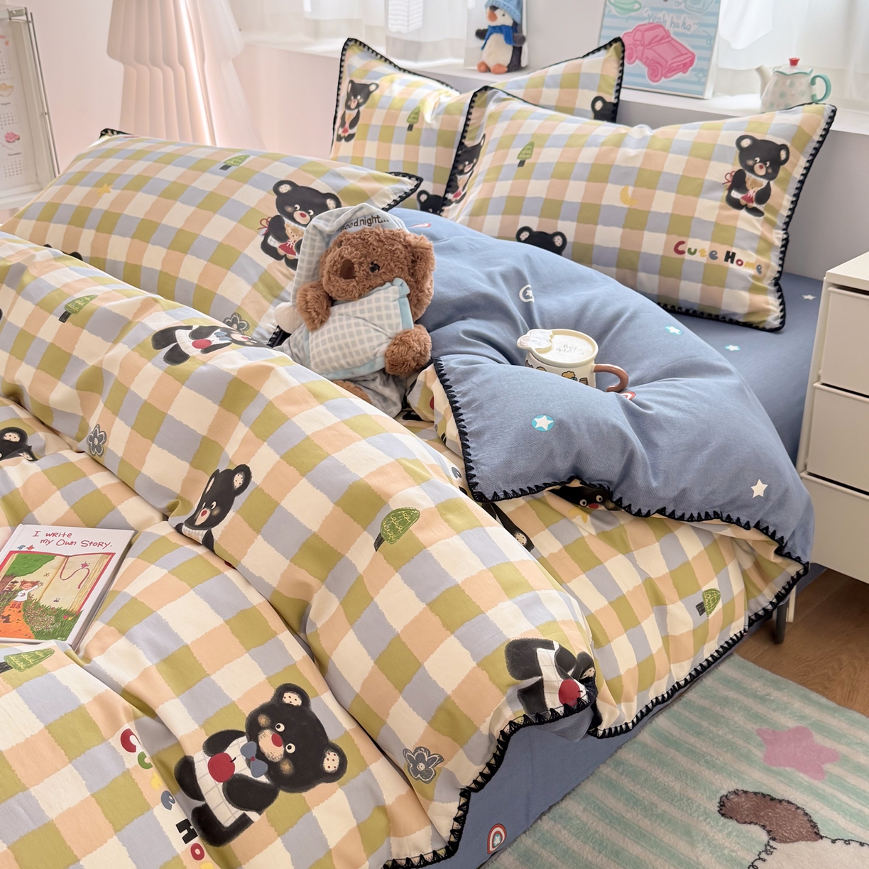 91家纺网 家纺一手货源 找家纺 简宜家居（朝初家纺） 2026新款贝壳边卡通可爱纯棉全棉四件套 苹果熊格子