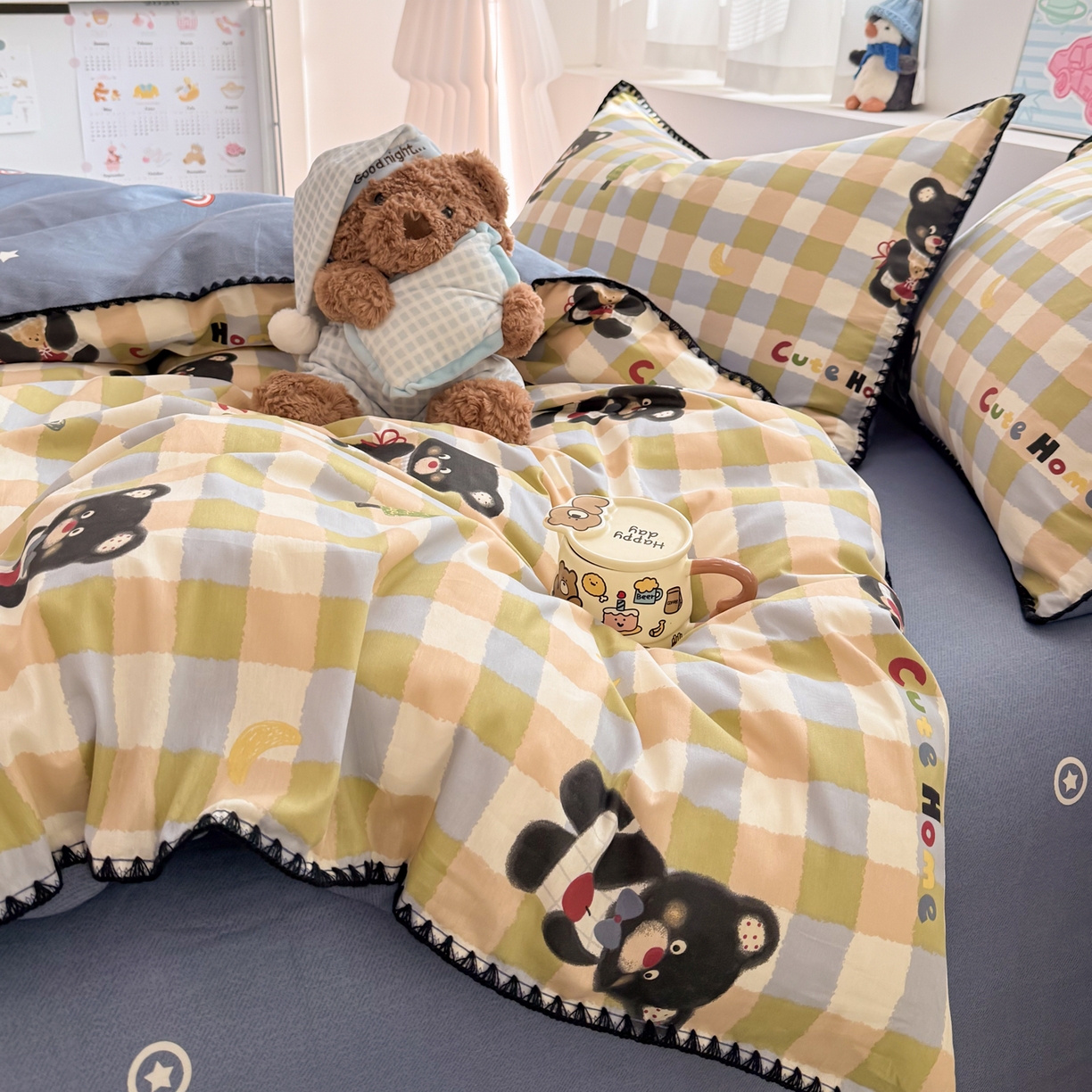 91家纺网 家纺一手货源 找家纺 简宜家居（朝初家纺） 2026新款贝壳边卡通可爱纯棉全棉四件套 苹果熊格子