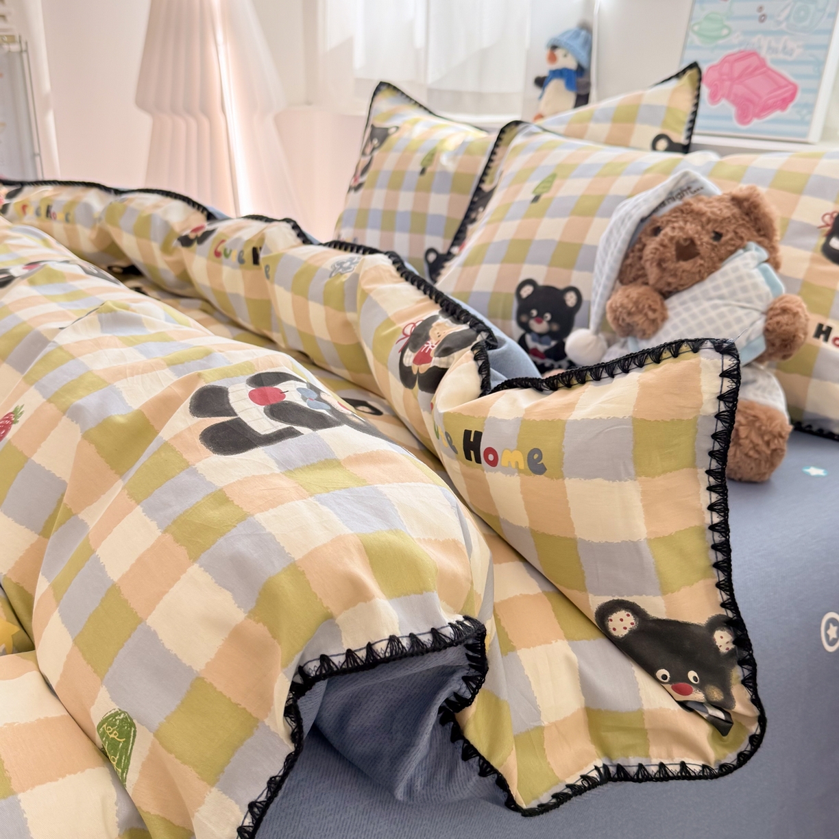 91家纺网 家纺一手货源 找家纺 简宜家居（朝初家纺） 2026新款贝壳边卡通可爱纯棉全棉四件套 苹果熊格子