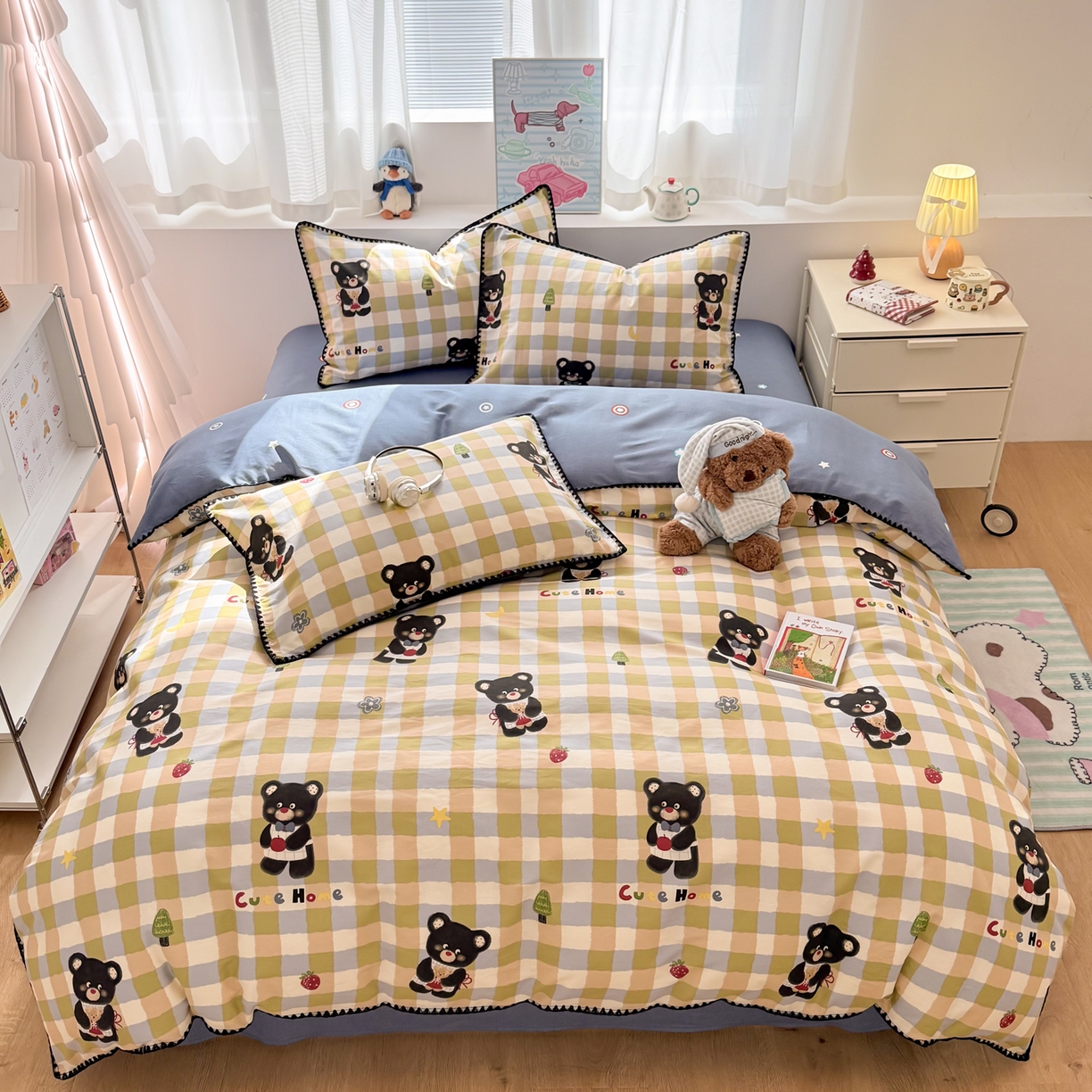 91家纺网 家纺一手货源 找家纺 简宜家居（朝初家纺） 2026新款贝壳边卡通可爱纯棉全棉四件套 苹果熊格子