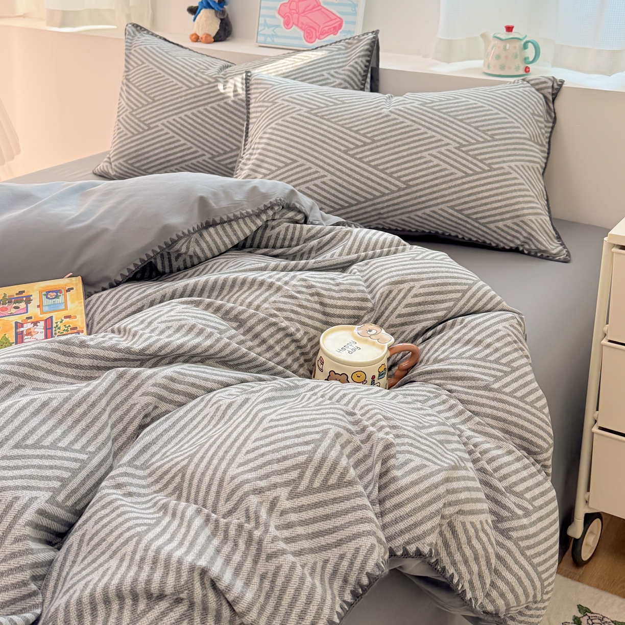 91家纺网 家纺一手货源 找家纺 简宜家居（朝初家纺） 2026新款贝壳边卡通可爱纯棉全棉四件套 编织灰条-灰