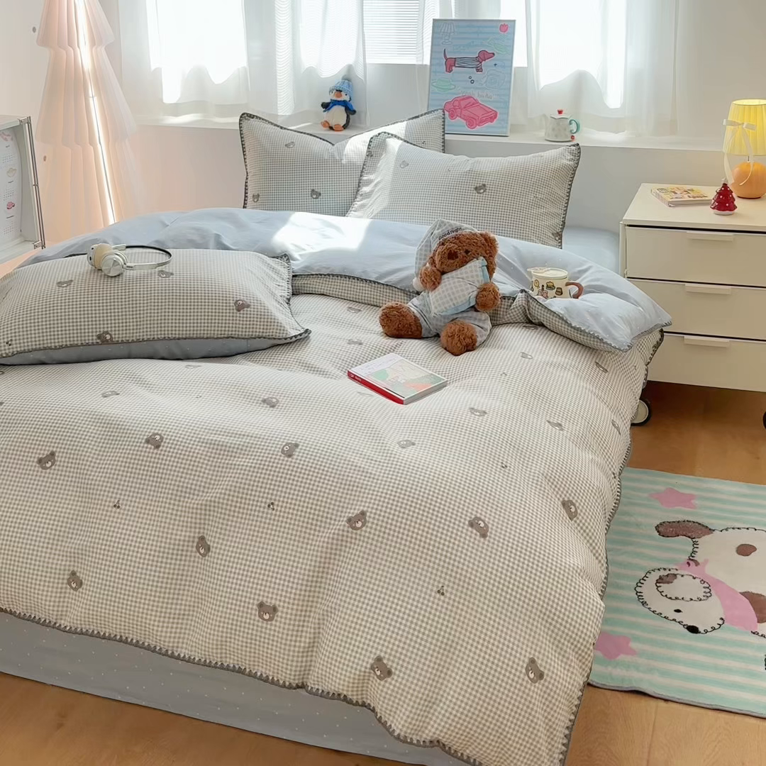 91家纺网 家纺一手货源 找家纺 简宜家居（朝初家纺） 2026新款贝壳边卡通可爱纯棉全棉四件套 棕格小熊