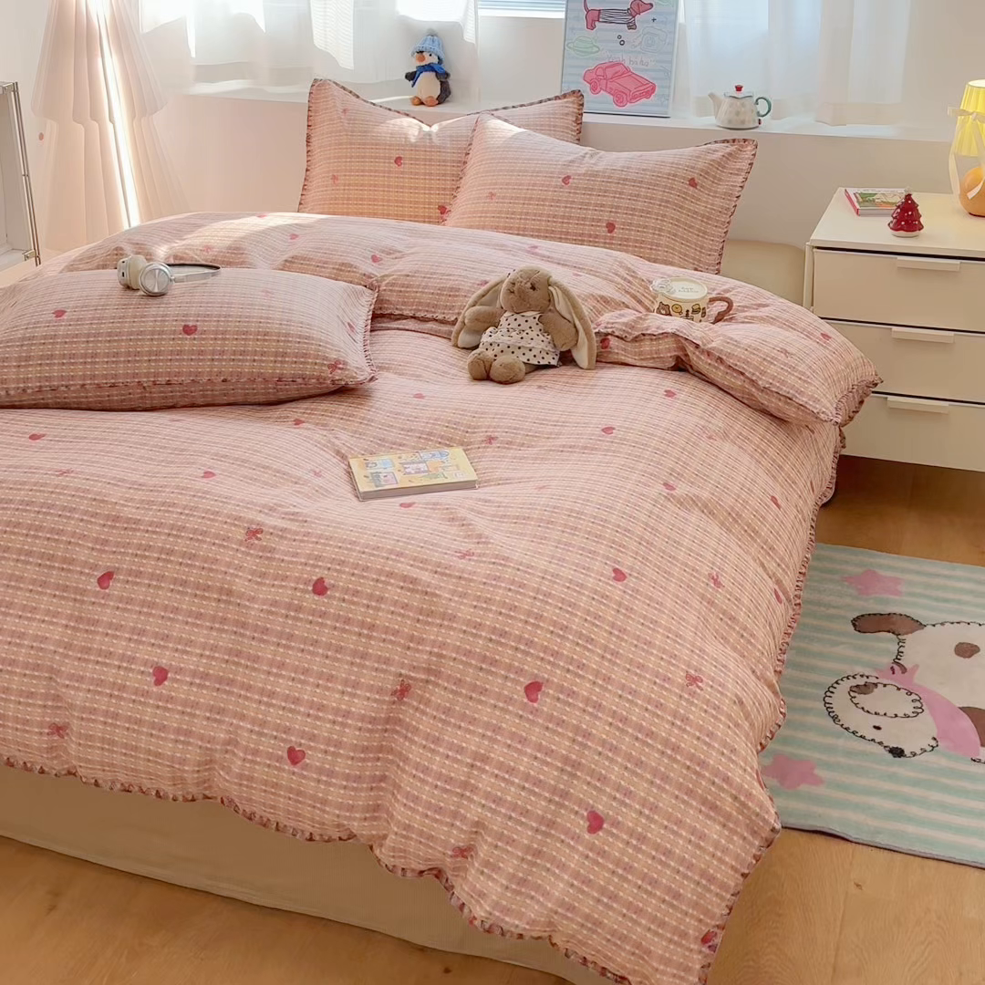 91家纺网 家纺一手货源 找家纺 简宜家居（朝初家纺） 2026新款贝壳边卡通可爱纯棉全棉四件套 彩格爱心