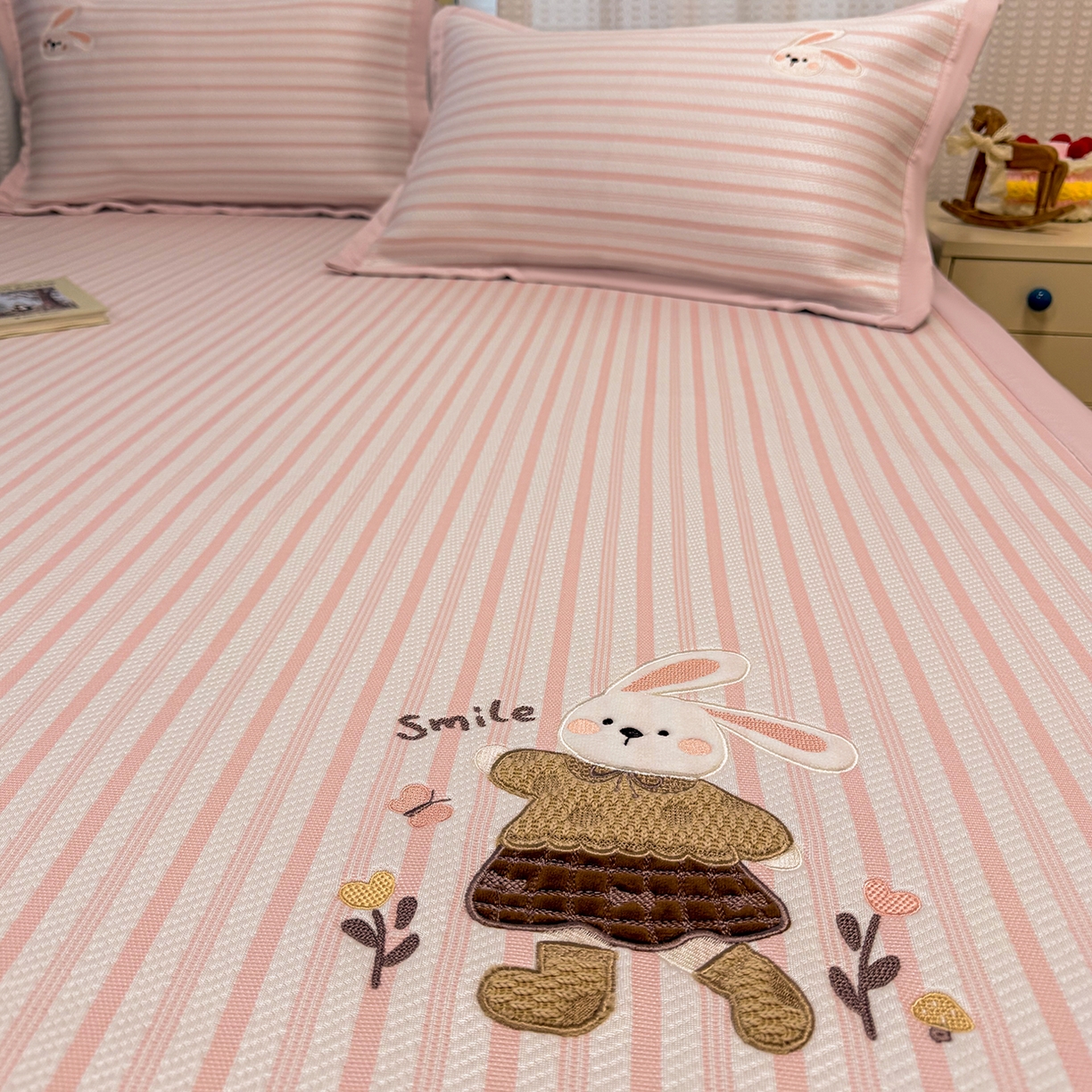 91家纺网 家纺一手货源 找家纺 （总）蓝邻家纺 2026春夏新款PE提花贴布绣凉席席子-场景一