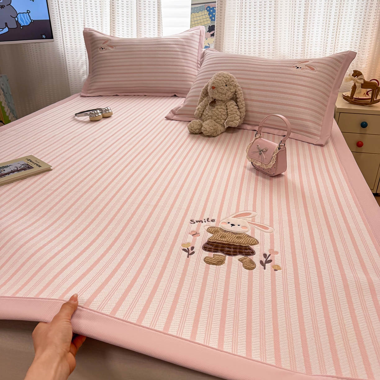 91家纺网 家纺一手货源 找家纺 蓝邻家纺 2026春夏新款全棉纯棉双层纱织带款床盖-场景一 床盖-暖阳绿意