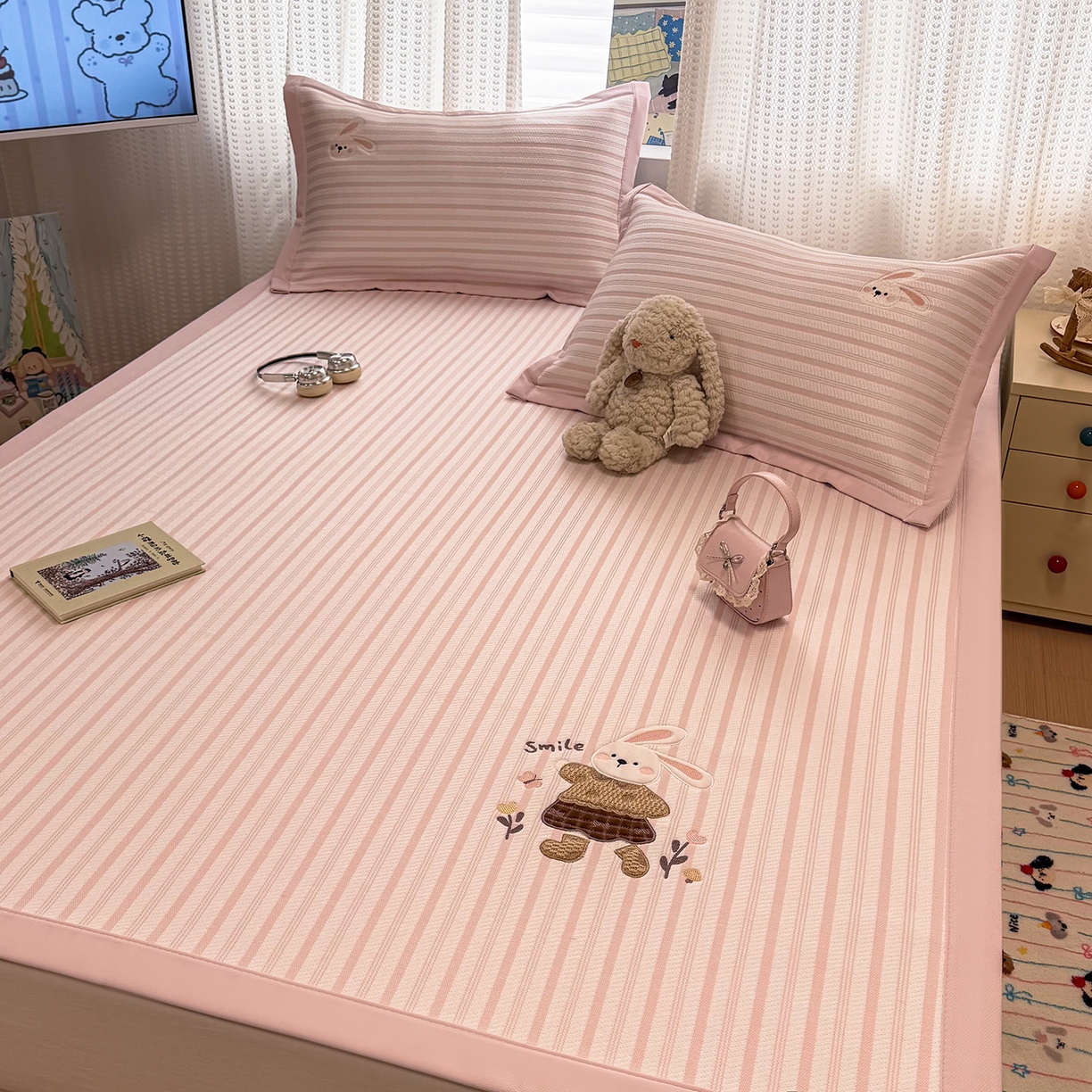 91家纺网 家纺一手货源 找家纺 （总）蓝邻家纺 2026春夏新款PE提花贴布绣凉席席子-场景一