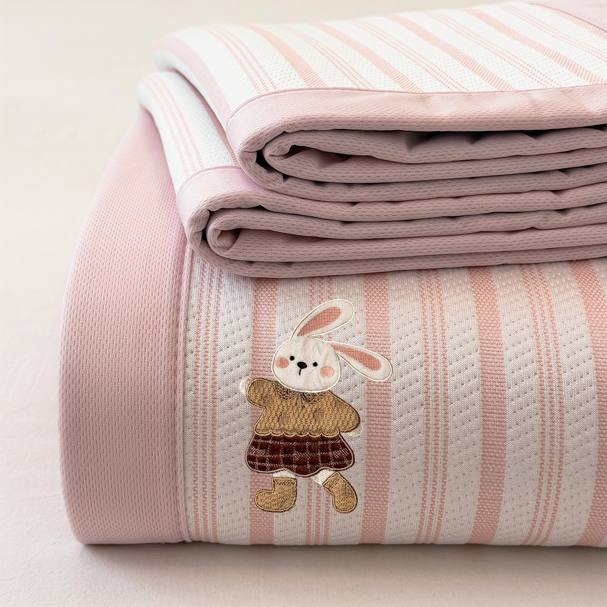 91家纺网 家纺一手货源 找家纺 （总）蓝邻家纺 2026春夏新款PE提花贴布绣凉席席子-场景一