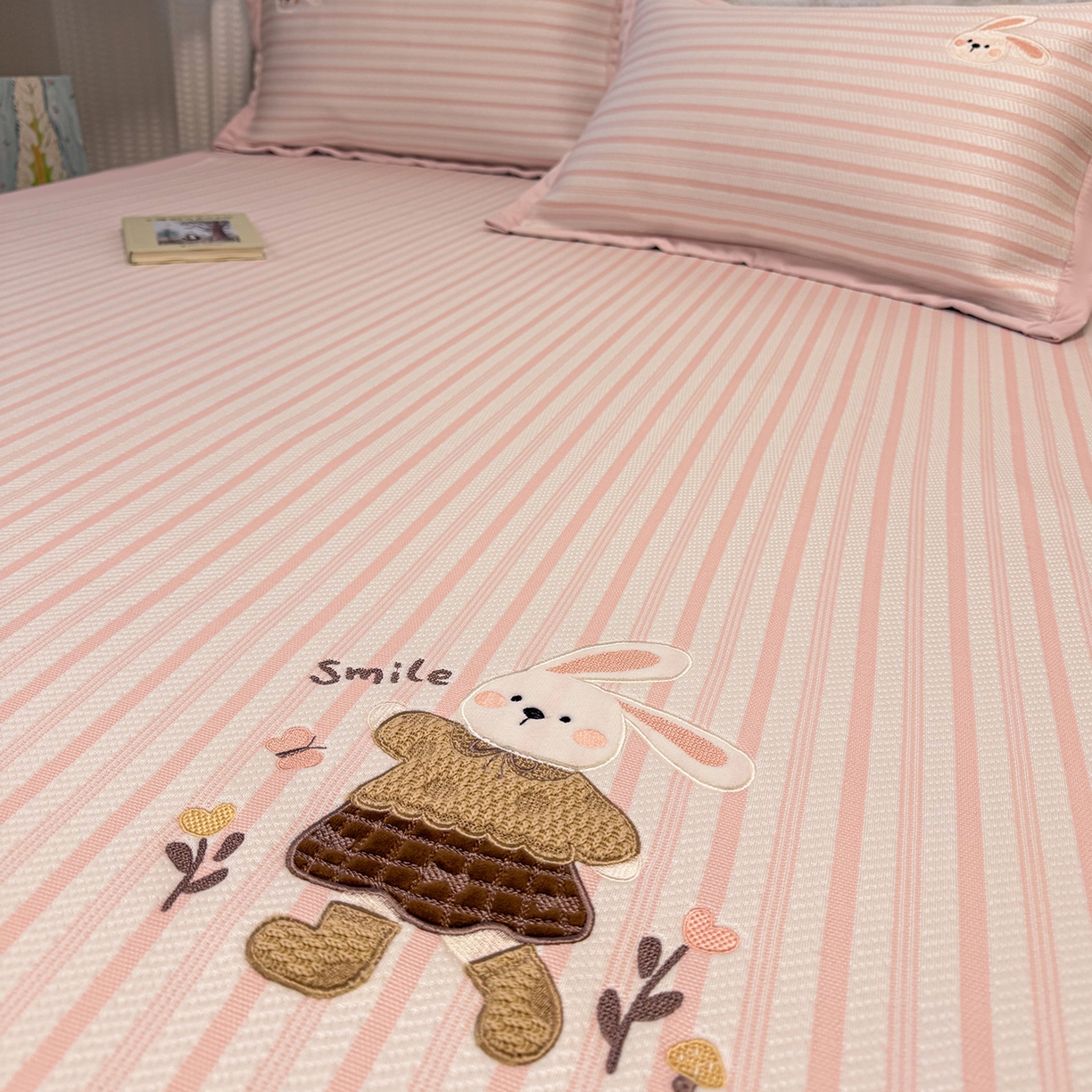 91家纺网 家纺一手货源 找家纺 （总）蓝邻家纺 2026春夏新款PE提花贴布绣凉席席子-场景一