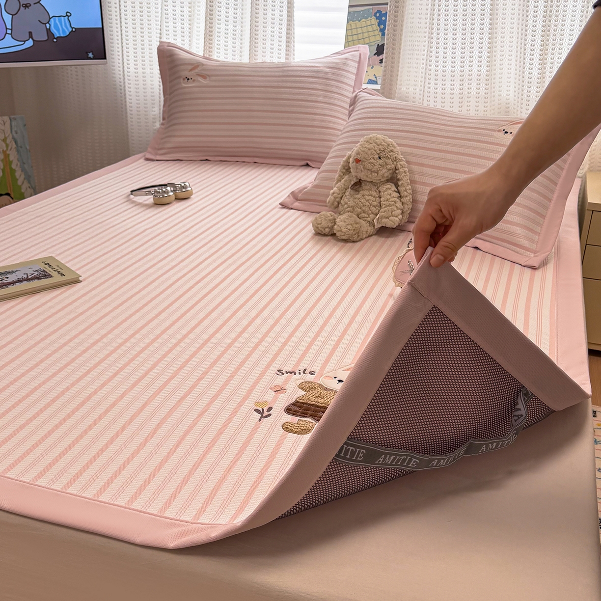 91家纺网 家纺一手货源 找家纺 （总）蓝邻家纺 2026春夏新款PE提花贴布绣凉席席子-场景一