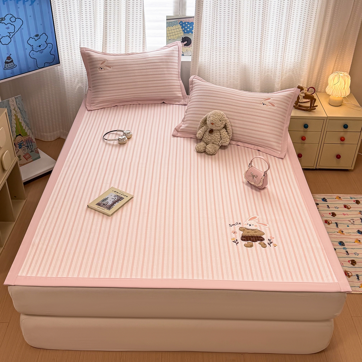 91家纺网 家纺一手货源 找家纺 （总）蓝邻家纺 2026春夏新款PE提花贴布绣凉席席子-场景一