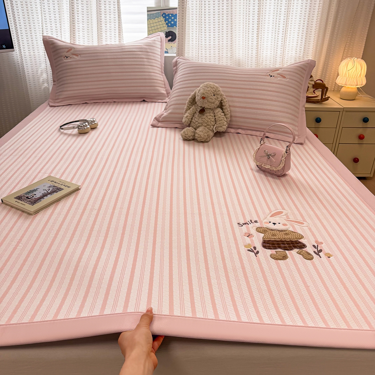 91家纺网 家纺一手货源 找家纺 （总）蓝邻家纺 2026春夏新款PE提花贴布绣凉席席子-场景一