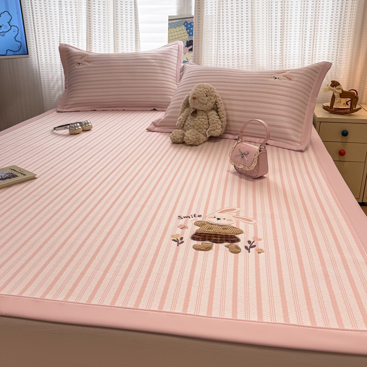 91家纺网 家纺一手货源 找家纺 （总）蓝邻家纺 2026春夏新款PE提花贴布绣凉席席子-场景一