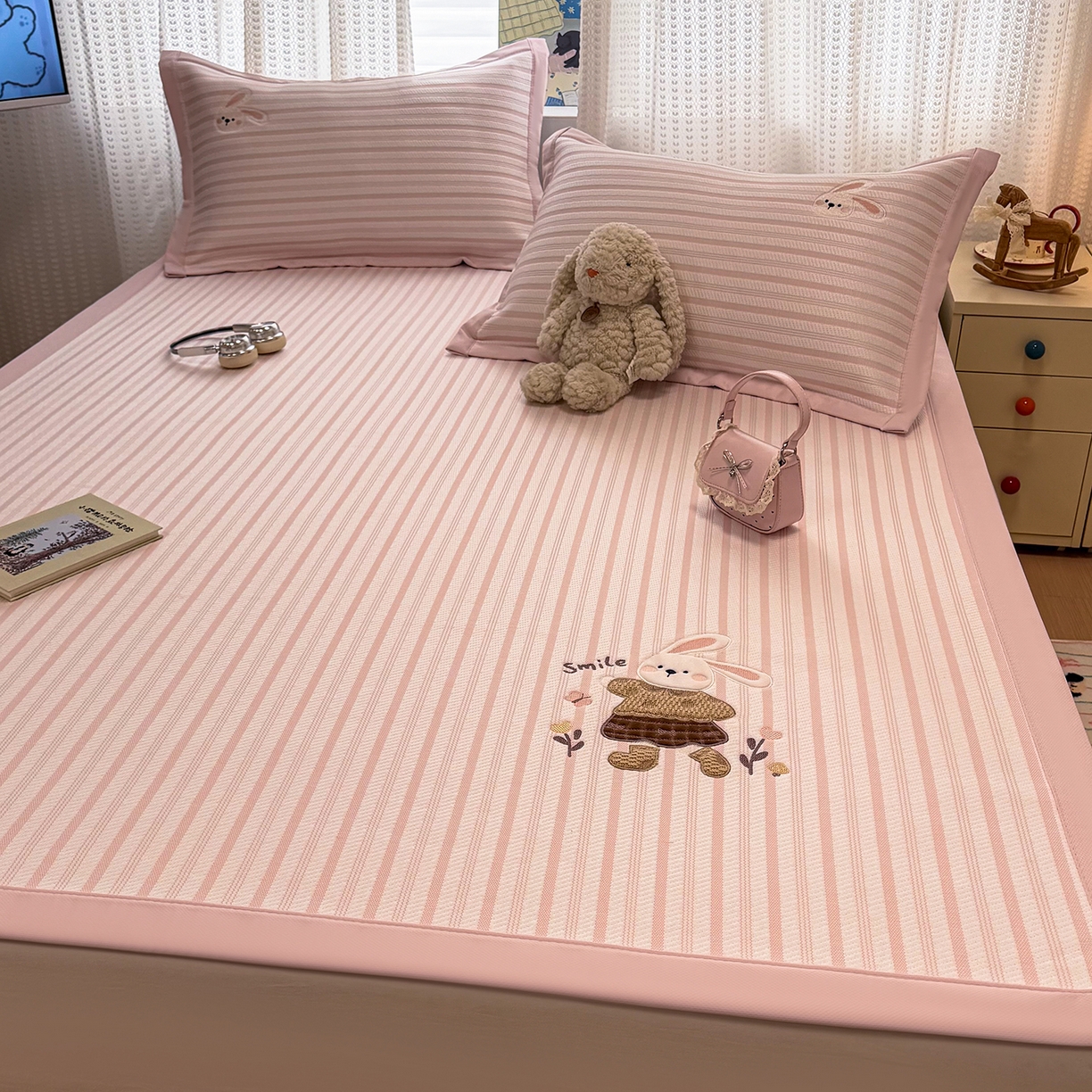 91家纺网 家纺一手货源 找家纺 （总）蓝邻家纺 2026春夏新款PE提花贴布绣凉席席子-场景一