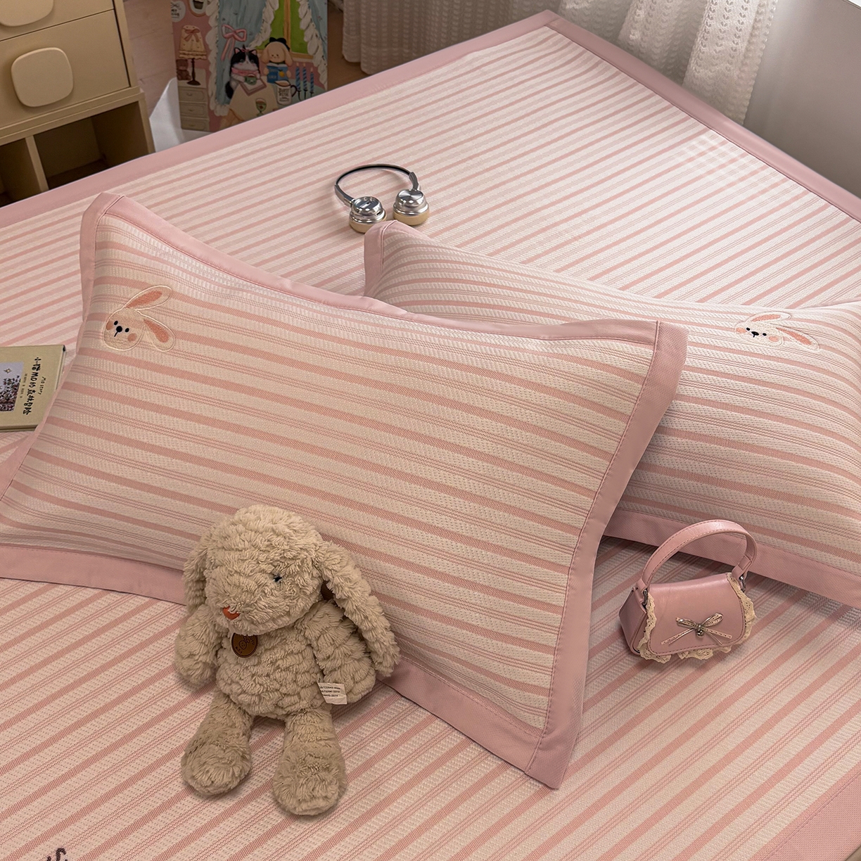 91家纺网 家纺一手货源 找家纺 （总）蓝邻家纺 2026春夏新款PE提花贴布绣凉席席子-场景一