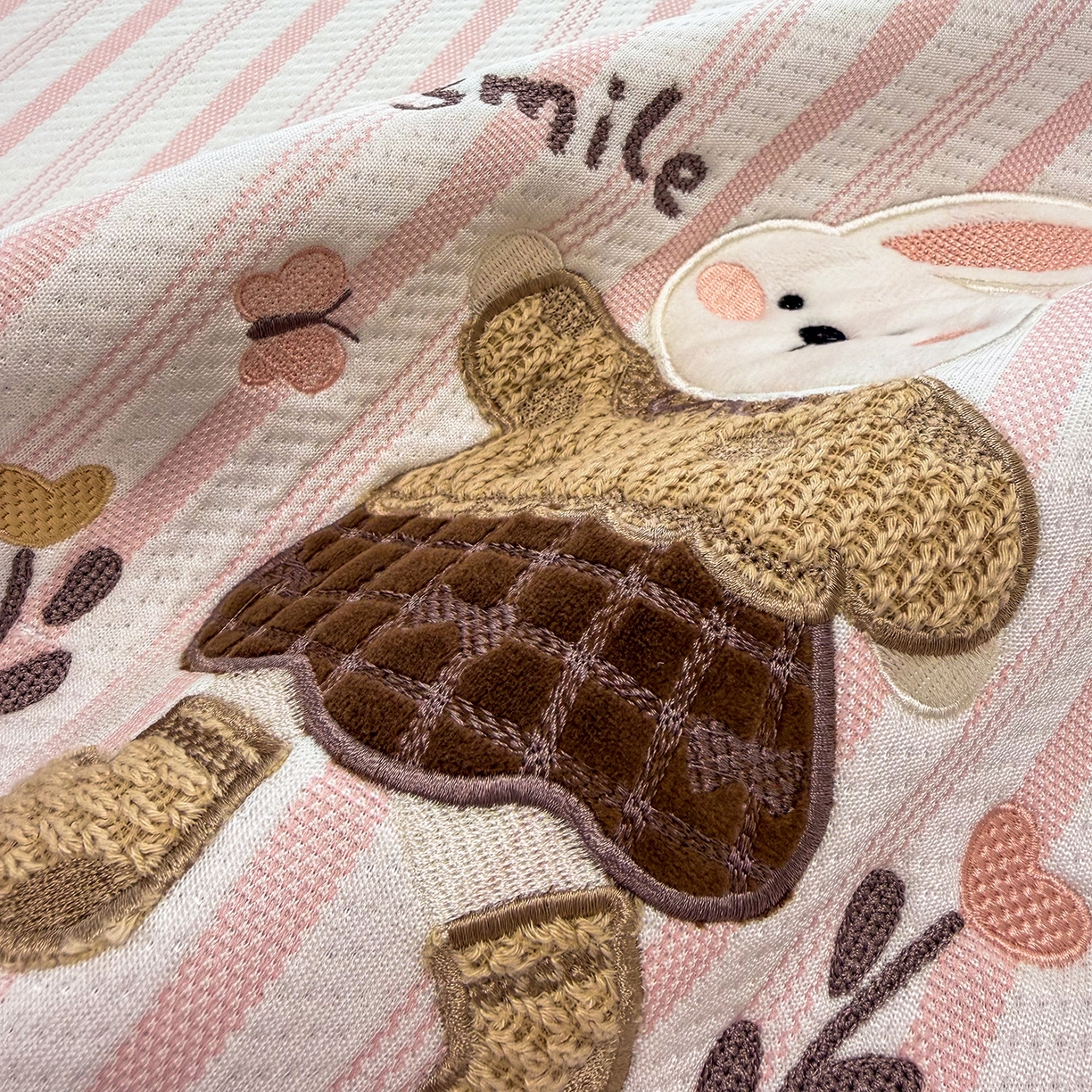 91家纺网 家纺一手货源 找家纺 （总）蓝邻家纺 2026春夏新款PE提花贴布绣凉席席子-场景一