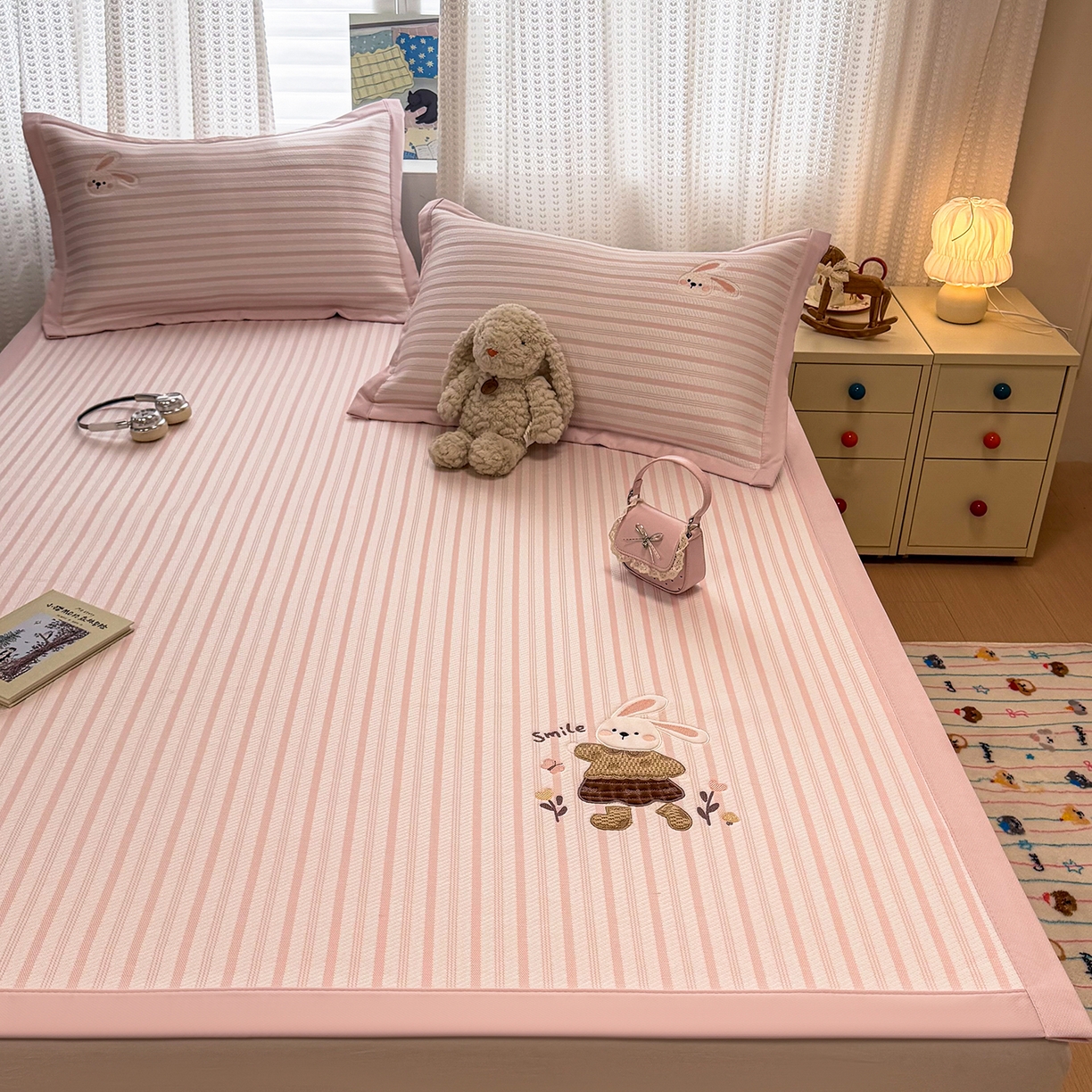 91家纺网 家纺一手货源 找家纺 （总）蓝邻家纺 2026春夏新款PE提花贴布绣凉席席子-场景一