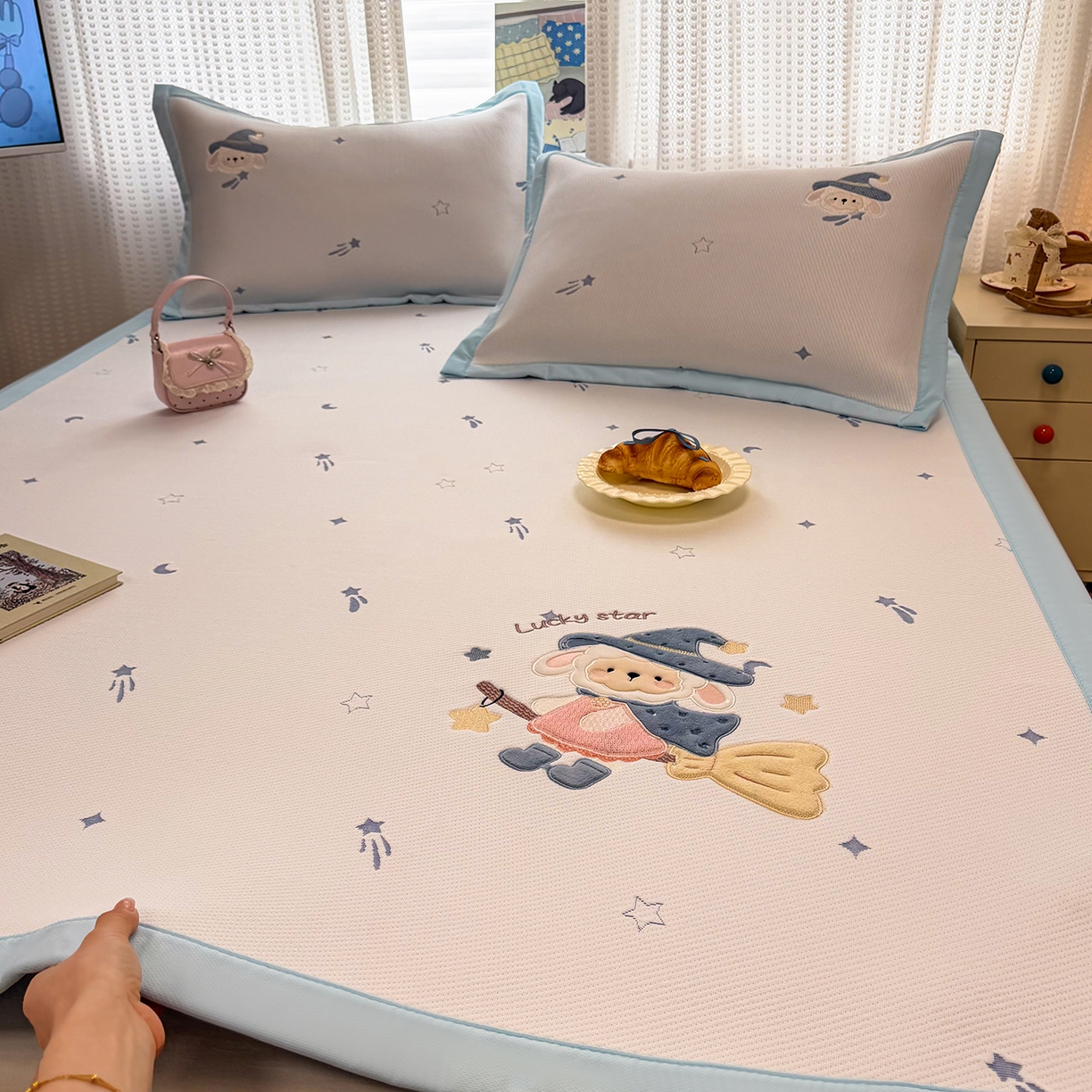 91家纺网 家纺一手货源 找家纺 （总）蓝邻家纺 2026春夏新款PE提花贴布绣凉席席子-场景一