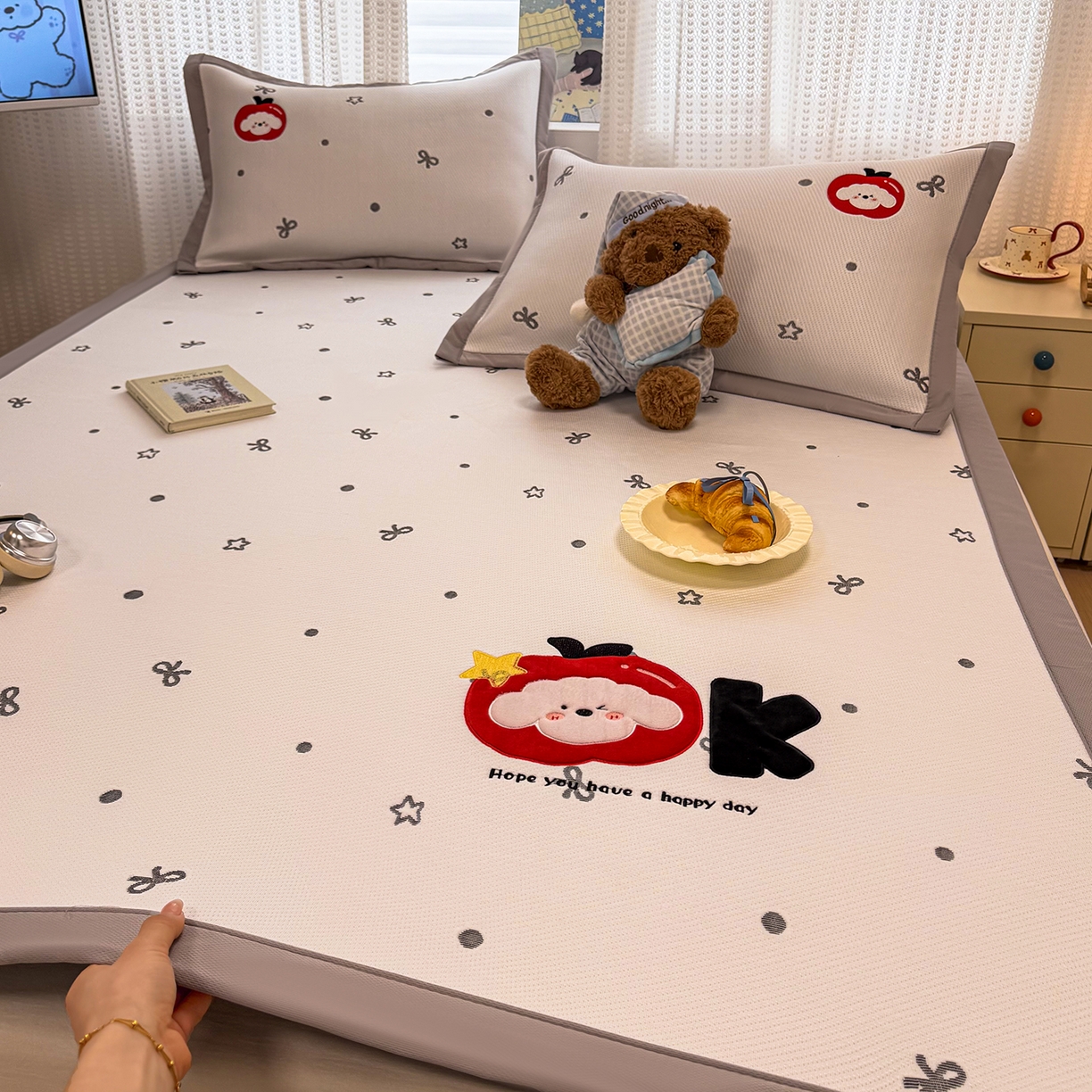 91家纺网 家纺一手货源 找家纺 （总）蓝邻家纺 2026春夏新款PE提花贴布绣凉席席子-场景一