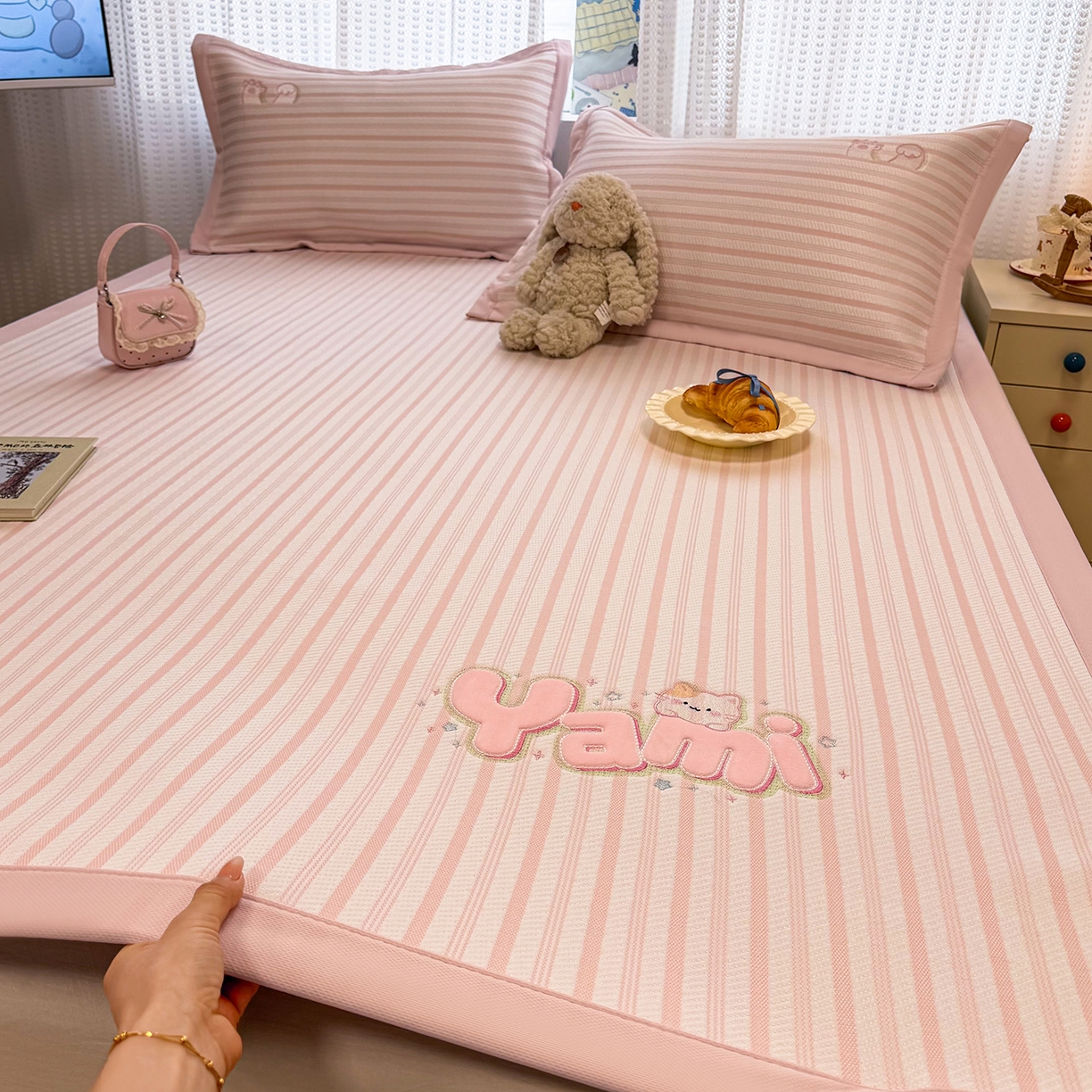 91家纺网 家纺一手货源 找家纺 （总）蓝邻家纺 2026春夏新款PE提花贴布绣凉席席子-场景一