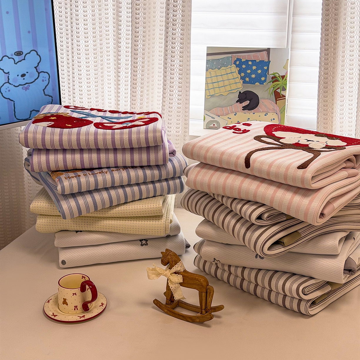 91家纺网 家纺一手货源 找家纺 （总）蓝邻家纺 2026春夏新款PE提花贴布绣凉席席子-场景一