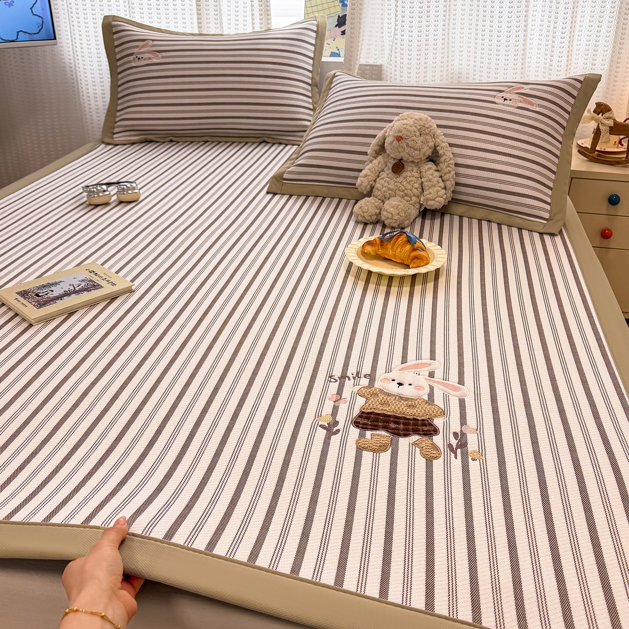 91家纺网 家纺一手货源 找家纺 （总）蓝邻家纺 2026春夏新款PE提花贴布绣凉席席子-场景一