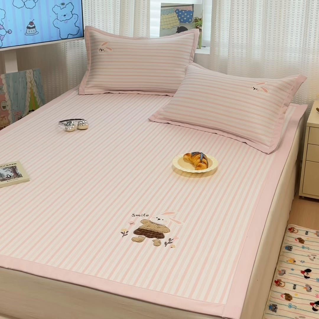 91家纺网 家纺一手货源 找家纺 （总）蓝邻家纺 2026春夏新款PE提花贴布绣凉席席子-场景一