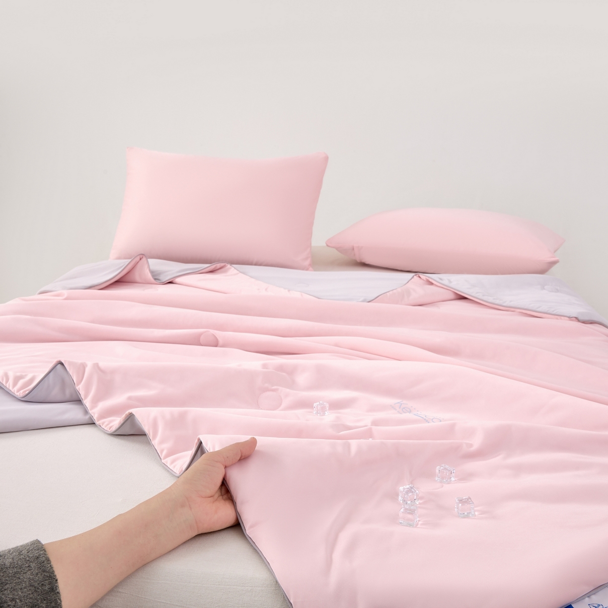 91家纺网 家纺一手货源 找家纺 爱彼家纺 2026夏季新款凉感丝小冰块夏被纯色小冰被-小冰块夏被 樱花粉