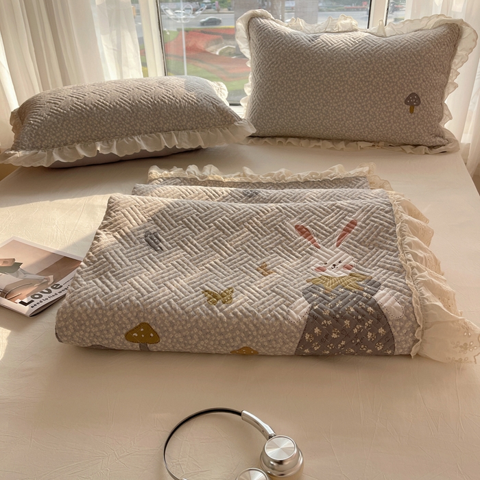 91家纺网 家纺一手货源 找家纺 （总）爱彼家纺 2026新款印花泡芙棉花边床盖三件套-泡芙床盖