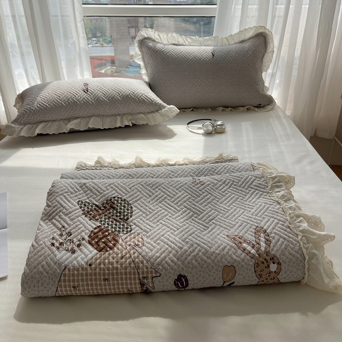 91家纺网 家纺一手货源 找家纺 （总）爱彼家纺 2026新款印花泡芙棉花边床盖三件套-泡芙床盖