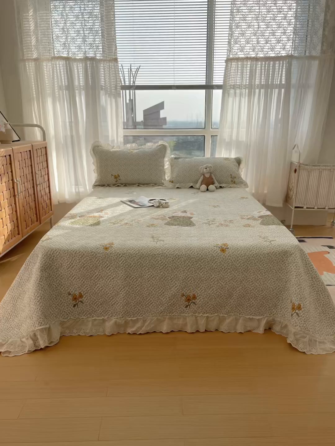91家纺网 家纺一手货源 找家纺 爱彼家纺 2026新款印花泡芙棉花边床盖三件套-泡芙床盖 花边-含花诗放