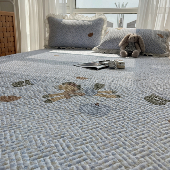 91家纺网 家纺一手货源 找家纺 爱彼家纺 2026新款印花泡芙棉花边床盖三件套-泡芙床盖 花边-爱心家园